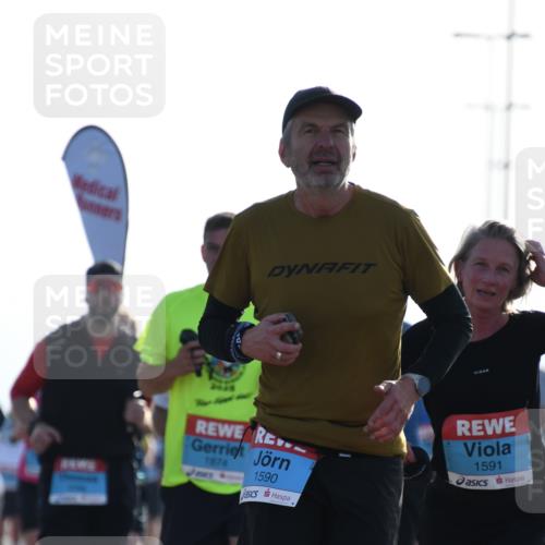 03.10.2026 - Köhlbrandbrückenlauf LenaG. http://msf.ph/oto/10658018 03.10.2026 09:26:21 Position 1 1590, 1874, 1591 meine-sportfotos.de