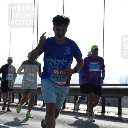 03.10.2026 - Köhlbrandbrückenlauf LenaG. http://msf.ph/oto/10658038 03.10.2026 09:26:27 Position 1 15, 2094, 2741 meine-sportfotos.de