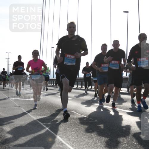 03.10.2026 - Köhlbrandbrückenlauf LenaG. http://msf.ph/oto/10658466 03.10.2026 09:28:10 Position 1 2624, 2623, 2651 meine-sportfotos.de