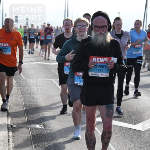 03.10.2026 - Köhlbrandbrückenlauf LenaG. http://msf.ph/oto/10658678 03.10.2026 09:29:27 Position 1 05, 25, 1729 meine-sportfotos.de