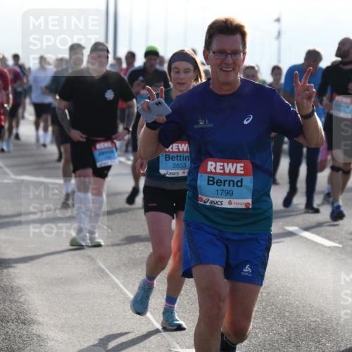 03.10.2026 - Köhlbrandbrückenlauf LenaG. http://msf.ph/oto/10658745 03.10.2026 09:30:22 Position 1 14977, 2853, 1799, 989 meine-sportfotos.de