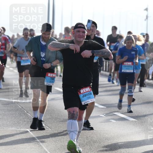 03.10.2026 - Köhlbrandbrückenlauf LenaG. http://msf.ph/oto/10658749 03.10.2026 09:30:24 Position 1 803, 3119, 1098, 2628, 3017 meine-sportfotos.de