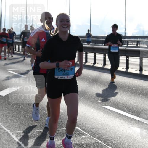 03.10.2026 - Köhlbrandbrückenlauf LenaG. http://msf.ph/oto/10658791 03.10.2026 09:30:49 Position 1 3292 meine-sportfotos.de