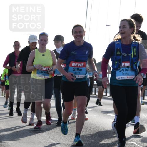 03.10.2026 - Köhlbrandbrückenlauf LenaG. http://msf.ph/oto/10658910 03.10.2026 09:32:06 Position 1 2589, 3271, 3445 meine-sportfotos.de