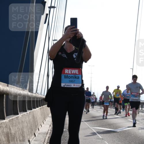03.10.2026 - Köhlbrandbrückenlauf LenaG. http://msf.ph/oto/10658968 03.10.2026 09:32:48 Position 1 1857 meine-sportfotos.de