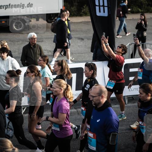 03.10.2026 - Köhlbrandbrückenlauf H.Heesch http://msf.ph/oto/10659066 03.10.2026 09:05:53 Ziel  meine-sportfotos.de