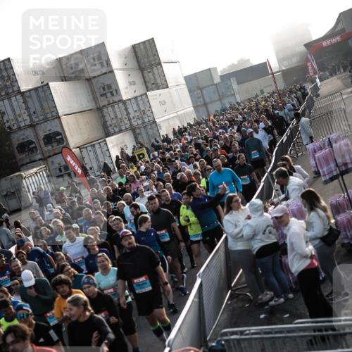 03.10.2026 - Köhlbrandbrückenlauf H.Heesch http://msf.ph/oto/10659072 03.10.2026 09:06:00 Ziel  meine-sportfotos.de
