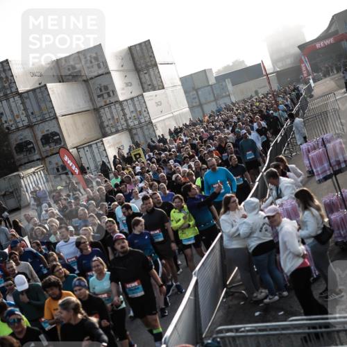 03.10.2026 - Köhlbrandbrückenlauf H.Heesch http://msf.ph/oto/10659073 03.10.2026 09:06:00 Ziel  meine-sportfotos.de