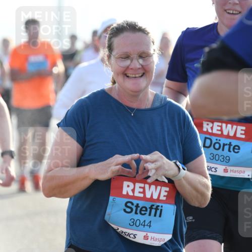 03.10.2026 - Köhlbrandbrückenlauf LenaG. http://msf.ph/oto/10659082 03.10.2026 09:33:56 Position 1 3039, 3044 meine-sportfotos.de