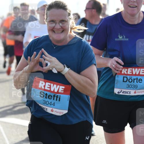 03.10.2026 - Köhlbrandbrückenlauf LenaG. http://msf.ph/oto/10659086 03.10.2026 09:33:57 Position 1 3044, 3039 meine-sportfotos.de