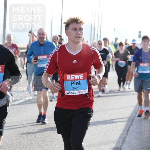 03.10.2026 - Köhlbrandbrückenlauf LenaG. http://msf.ph/oto/10659140 03.10.2026 09:35:07 Position 1 3304, 3421 meine-sportfotos.de