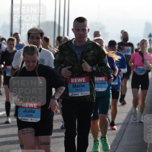 03.10.2026 - Köhlbrandbrückenlauf LenaG. http://msf.ph/oto/10659161 03.10.2026 09:36:07 Position 1 3608, 3613, 3515, 1999 meine-sportfotos.de