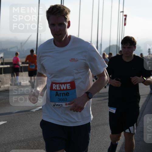 03.10.2026 - Köhlbrandbrückenlauf LenaG. http://msf.ph/oto/10659174 03.10.2026 09:36:30 Position 1 3663 meine-sportfotos.de