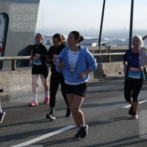 03.10.2026 - Köhlbrandbrückenlauf LenaG. http://msf.ph/oto/10659182 03.10.2026 09:36:47 Position 1 1819, 3424, 3826 meine-sportfotos.de