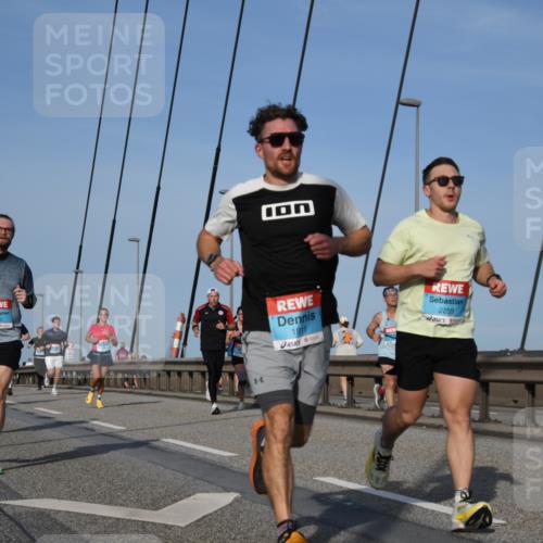 03.10.2026 - Köhlbrandbrückenlauf LenaG. http://msf.ph/oto/10660660 03.10.2026 09:42:03 Position 2 1355, 1911, 2259 meine-sportfotos.de