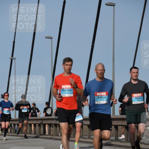 03.10.2026 - Köhlbrandbrückenlauf LenaG. http://msf.ph/oto/10660918 03.10.2026 09:43:21 Position 2 1108, 1109, 1055, 2173 meine-sportfotos.de