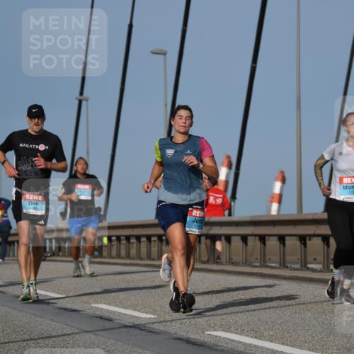 03.10.2026 - Köhlbrandbrückenlauf LenaG. http://msf.ph/oto/10661218 03.10.2026 09:44:26 Position 2 2343, 1715, 1722 meine-sportfotos.de