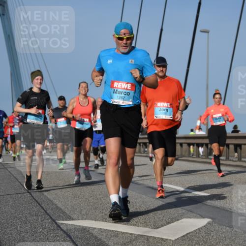 03.10.2026 - Köhlbrandbrückenlauf LenaG. http://msf.ph/oto/10661299 03.10.2026 09:44:48 Position 2 1262, 2626, 2264 meine-sportfotos.de
