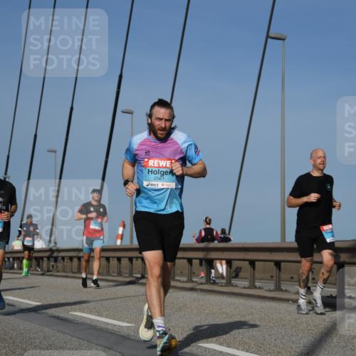 03.10.2026 - Köhlbrandbrückenlauf LenaG. http://msf.ph/oto/10661411 03.10.2026 09:45:08 Position 2 2561, 2521, 19 meine-sportfotos.de