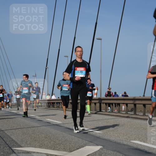 03.10.2026 - Köhlbrandbrückenlauf LenaG. http://msf.ph/oto/10661425 03.10.2026 09:45:11 Position 2 2374 meine-sportfotos.de