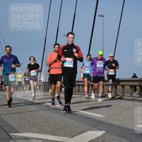 03.10.2026 - Köhlbrandbrückenlauf LenaG. http://msf.ph/oto/10661554 03.10.2026 09:45:31 Position 2 2515, 2185, 2741 meine-sportfotos.de