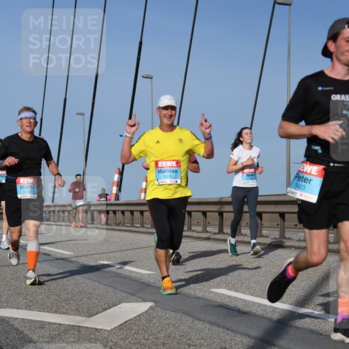 03.10.2026 - Köhlbrandbrückenlauf LenaG. http://msf.ph/oto/10661594 03.10.2026 09:45:45 Position 2 2201, 1808, 1289, 1423 meine-sportfotos.de
