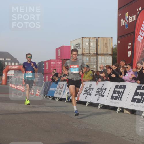 03.10.2026 - Köhlbrandbrückenlauf Markus Tischler http://msf.ph/oto/10665241 03.10.2026 09:45:38 Ziel 2102, 2111 meine-sportfotos.de