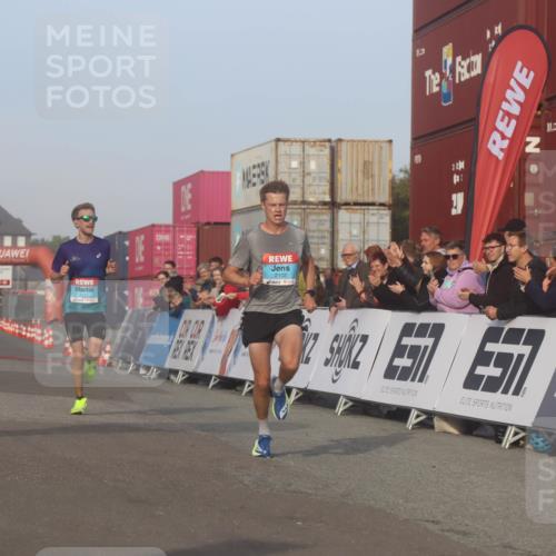 03.10.2026 - Köhlbrandbrückenlauf Markus Tischler http://msf.ph/oto/10665242 03.10.2026 09:45:38 Ziel 2102, 2111 meine-sportfotos.de