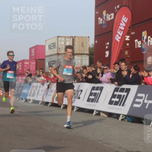 03.10.2026 - Köhlbrandbrückenlauf Markus Tischler http://msf.ph/oto/10665243 03.10.2026 09:45:38 Ziel 2102, 2111 meine-sportfotos.de