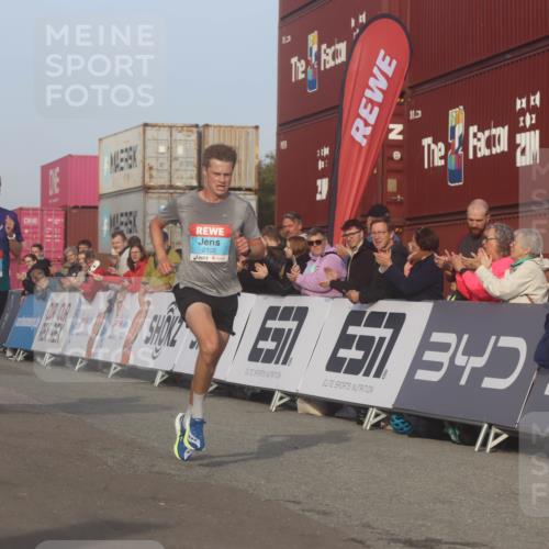 03.10.2026 - Köhlbrandbrückenlauf Markus Tischler http://msf.ph/oto/10665245 03.10.2026 09:45:39 Ziel 2102, 2111 meine-sportfotos.de