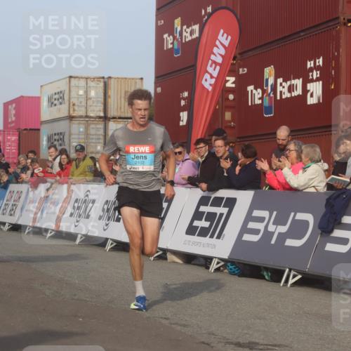 03.10.2026 - Köhlbrandbrückenlauf Markus Tischler http://msf.ph/oto/10665246 03.10.2026 09:45:39 Ziel 2102, 2111 meine-sportfotos.de