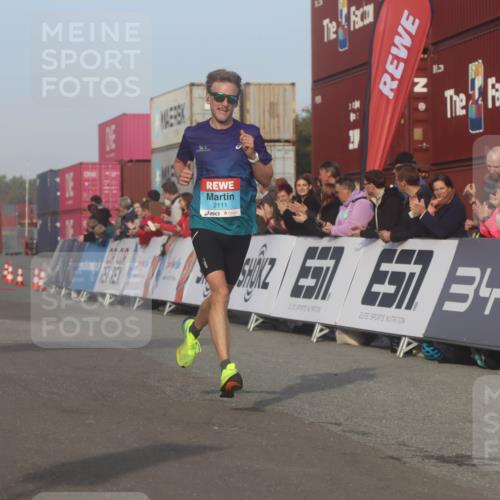 03.10.2026 - Köhlbrandbrückenlauf Markus Tischler http://msf.ph/oto/10665247 03.10.2026 09:45:40 Ziel 2102, 2111 meine-sportfotos.de