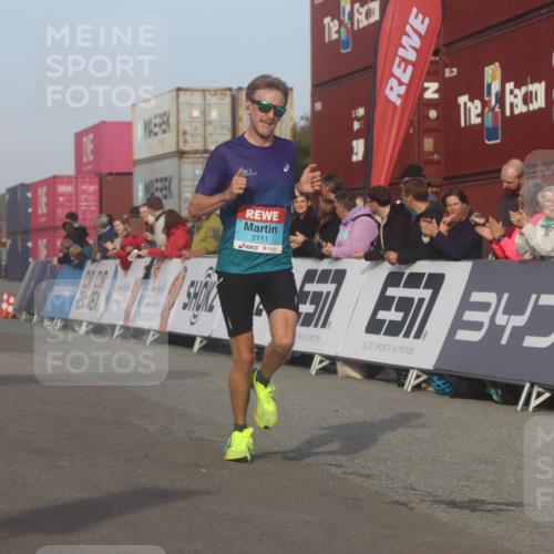03.10.2026 - Köhlbrandbrückenlauf Markus Tischler http://msf.ph/oto/10665248 03.10.2026 09:45:40 Ziel 2102, 2111 meine-sportfotos.de