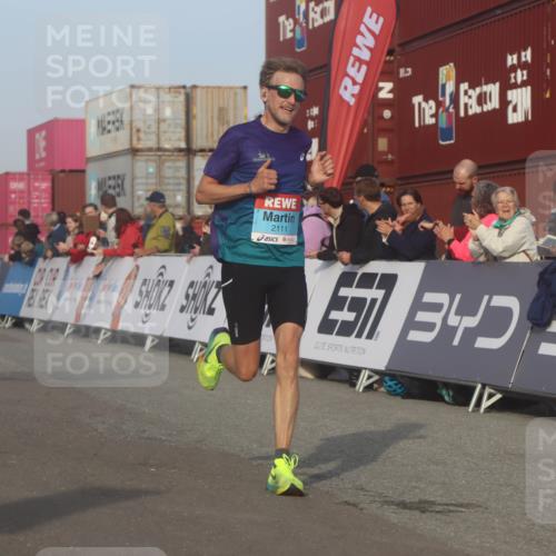 03.10.2026 - Köhlbrandbrückenlauf Markus Tischler http://msf.ph/oto/10665249 03.10.2026 09:45:40 Ziel 2102, 2111 meine-sportfotos.de