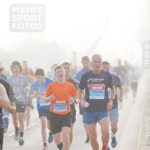 03.10.2026 - Köhlbrandbrückenlauf LAZAROV Photography http://msf.ph/oto/10687644 03.10.2026 09:14:58 Position 3 2254, 2008, 1228, 5, 2015, 1427 meine-sportfotos.de