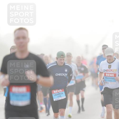 03.10.2026 - Köhlbrandbrückenlauf LAZAROV Photography http://msf.ph/oto/10687779 03.10.2026 09:15:21 Position 3 24, 3699, 24, 1944 meine-sportfotos.de