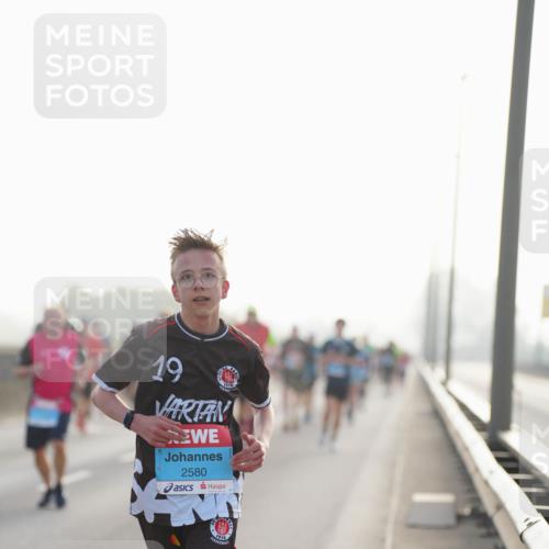03.10.2026 - Köhlbrandbrückenlauf LAZAROV Photography http://msf.ph/oto/10698539 03.10.2026 09:18:59 Position 3 19, 2580, 1910 meine-sportfotos.de