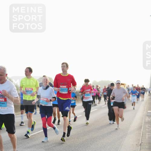 03.10.2026 - Köhlbrandbrückenlauf LAZAROV Photography http://msf.ph/oto/10699596 03.10.2026 09:21:09 Position 3 51, 3716, 3717 meine-sportfotos.de