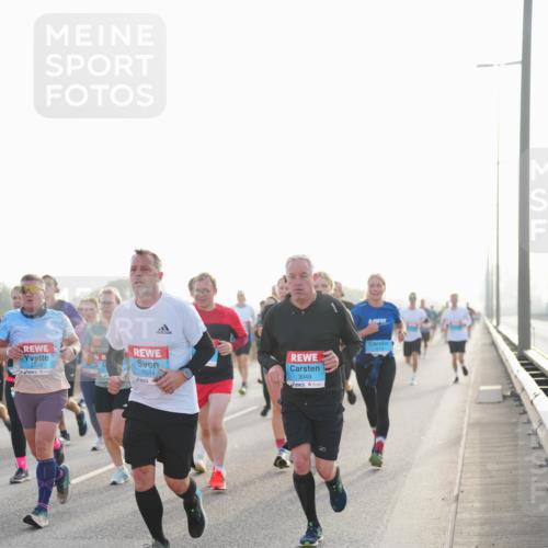 03.10.2026 - Köhlbrandbrückenlauf LAZAROV Photography http://msf.ph/oto/10700324 03.10.2026 09:22:41 Position 3 2910, 1044, 3049 meine-sportfotos.de