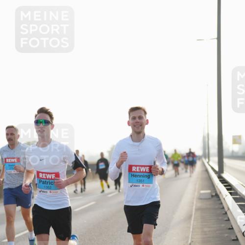 03.10.2026 - Köhlbrandbrückenlauf LAZAROV Photography http://msf.ph/oto/10700380 03.10.2026 09:22:47 Position 3 1352, 1351 meine-sportfotos.de