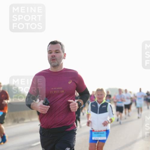 03.10.2026 - Köhlbrandbrückenlauf LAZAROV Photography http://msf.ph/oto/10700610 03.10.2026 09:23:22 Position 3 40, 0, 21, 0975 meine-sportfotos.de