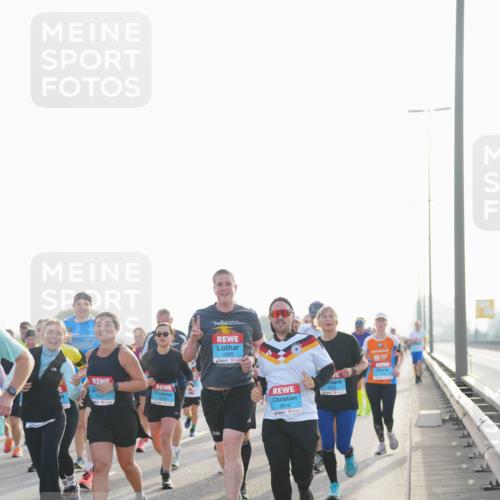 03.10.2026 - Köhlbrandbrückenlauf LAZAROV Photography http://msf.ph/oto/10701006 03.10.2026 09:24:26 Position 3 1980, 2889, 2812 meine-sportfotos.de