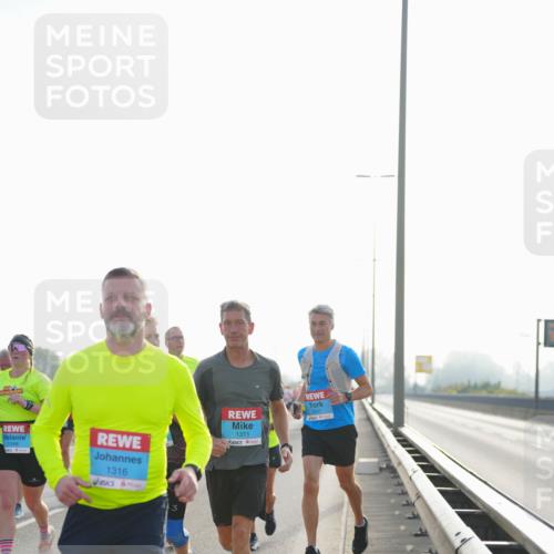03.10.2026 - Köhlbrandbrückenlauf LAZAROV Photography http://msf.ph/oto/10701097 03.10.2026 09:24:39 Position 3 1346, 1316, 1311, 3 meine-sportfotos.de