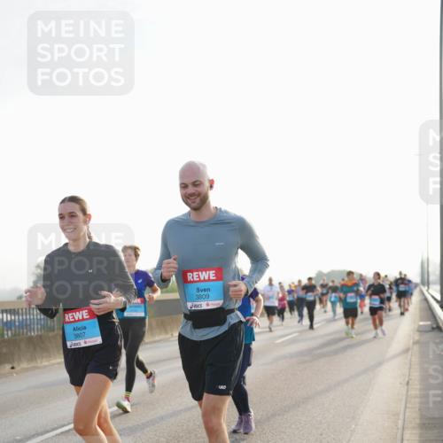 03.10.2026 - Köhlbrandbrückenlauf LAZAROV Photography http://msf.ph/oto/10701220 03.10.2026 09:24:58 Position 3 3807, 3809 meine-sportfotos.de