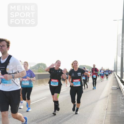 03.10.2026 - Köhlbrandbrückenlauf LAZAROV Photography http://msf.ph/oto/10701613 03.10.2026 09:26:37 Position 3 1949, 3314, 1861, 1867 meine-sportfotos.de