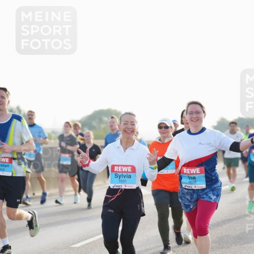 03.10.2026 - Köhlbrandbrückenlauf LAZAROV Photography http://msf.ph/oto/10701648 03.10.2026 09:26:46 Position 3 160, 1631, 1628 meine-sportfotos.de