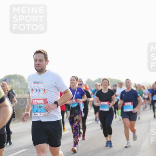 03.10.2026 - Köhlbrandbrückenlauf LAZAROV Photography http://msf.ph/oto/10701827 03.10.2026 09:27:41 Position 3 2025, 3210 meine-sportfotos.de
