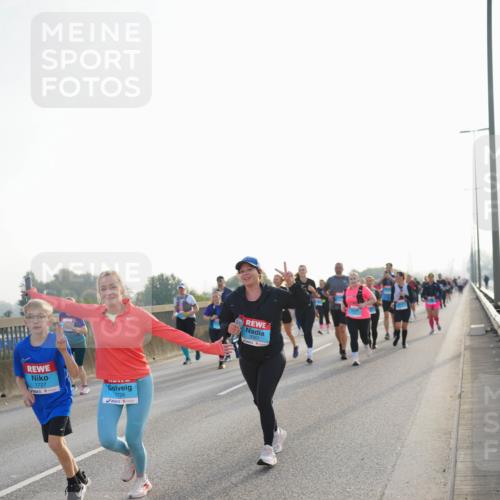 03.10.2026 - Köhlbrandbrückenlauf LAZAROV Photography http://msf.ph/oto/10702080 03.10.2026 09:28:55 Position 3 1727, 1726, 3387 meine-sportfotos.de