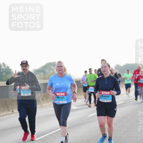 03.10.2026 - Köhlbrandbrückenlauf LAZAROV Photography http://msf.ph/oto/10702138 03.10.2026 09:29:12 Position 3 3557, 1215, 1213 meine-sportfotos.de