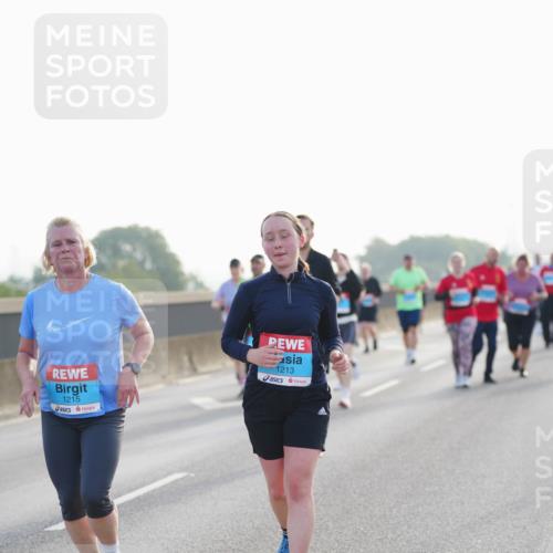 03.10.2026 - Köhlbrandbrückenlauf LAZAROV Photography http://msf.ph/oto/10702140 03.10.2026 09:29:13 Position 3 1215, 1213 meine-sportfotos.de